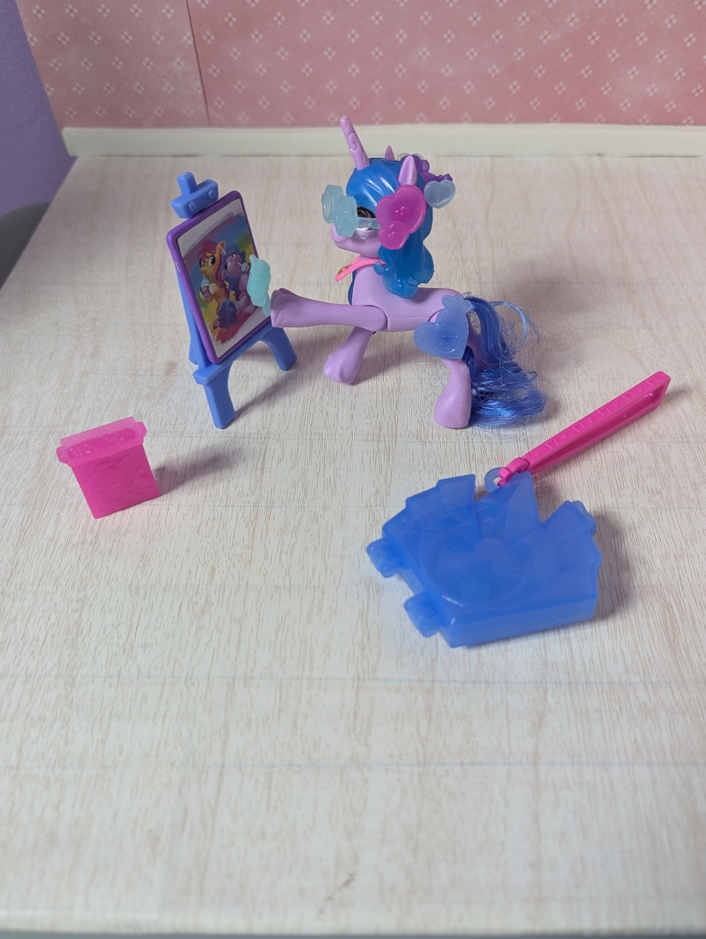 My Little Pony Art Pony Figure with Purple & Blue Accessories